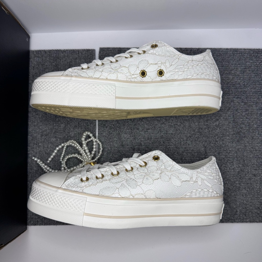 (SOLD) Chuck Taylor All Star Low Laced Beaded Converse Womens 9